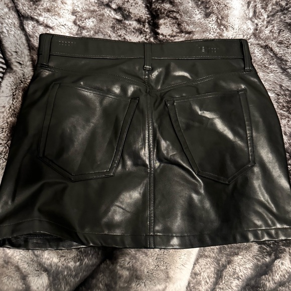 NWOT Abercrombie and Fitch Vegan Leather 5-Pocket Mini Skirt size 28 - Picture 2 of 4